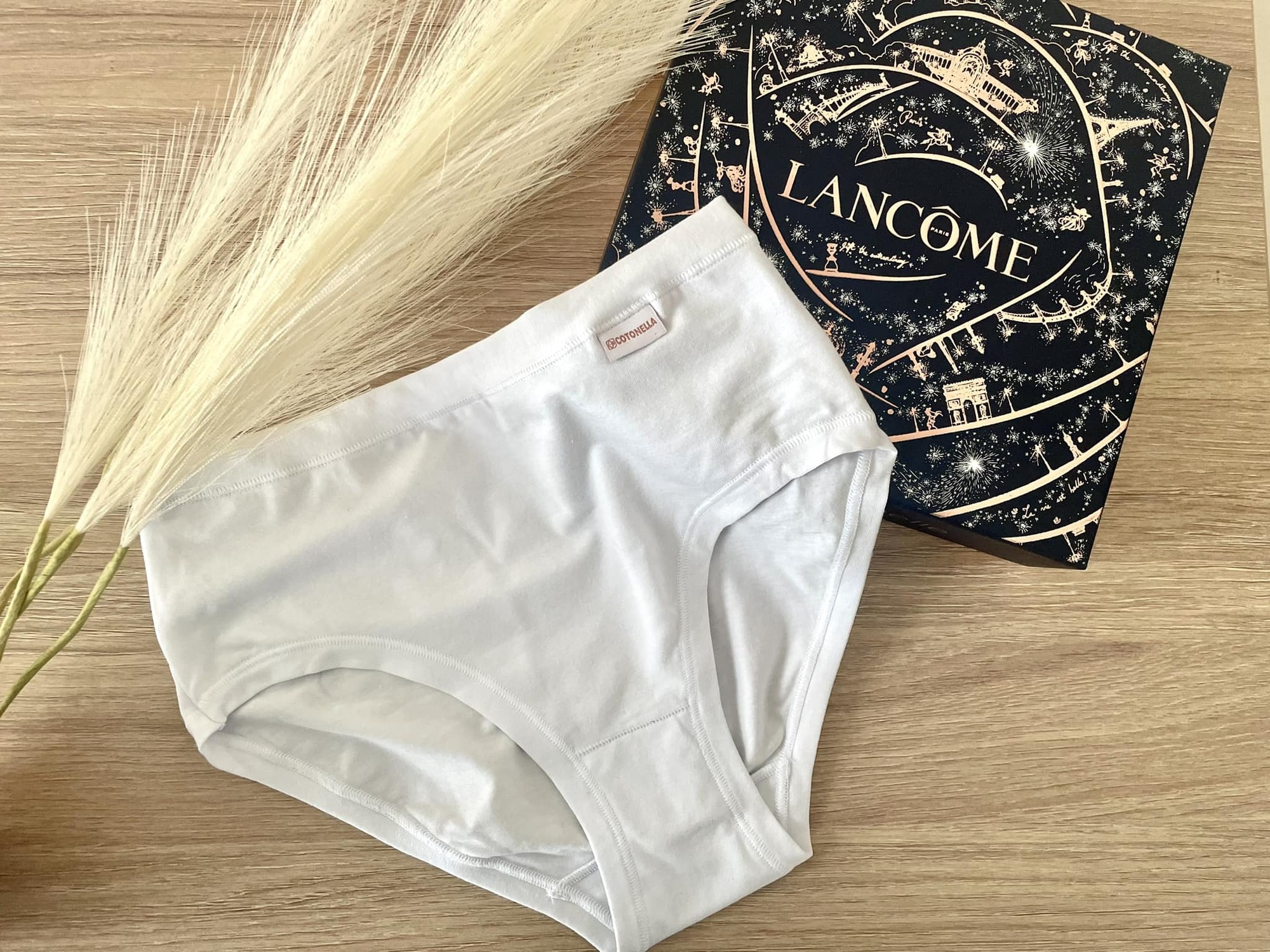 Изчистени дамски бикини от памук и модал Cotonella Super Soft ADD07